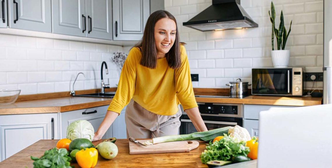 mujer en cocina