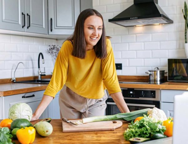 mujer en cocina