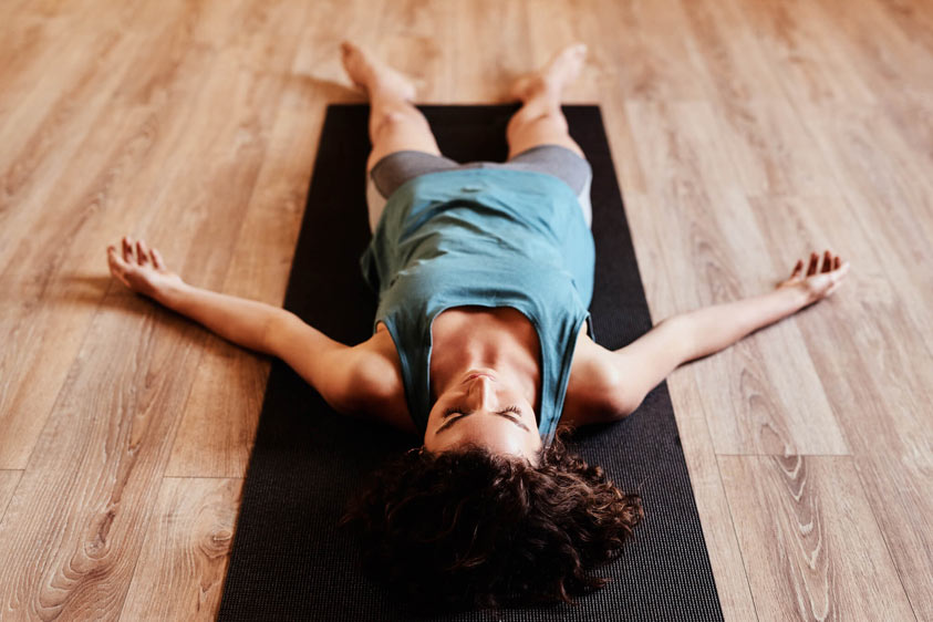 mujer boca arriba respiración 