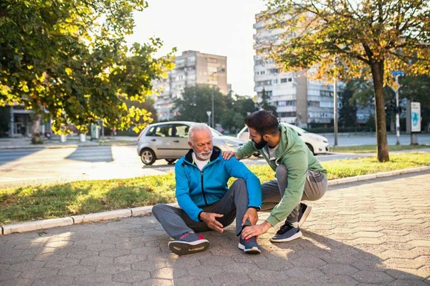 adulto mayor caida parque